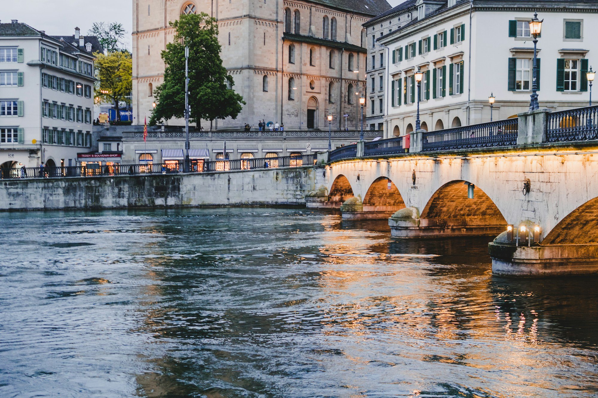 Le Grossmünster et le Münsterbrücke au crépuscule sur la Limmat, Zurich
