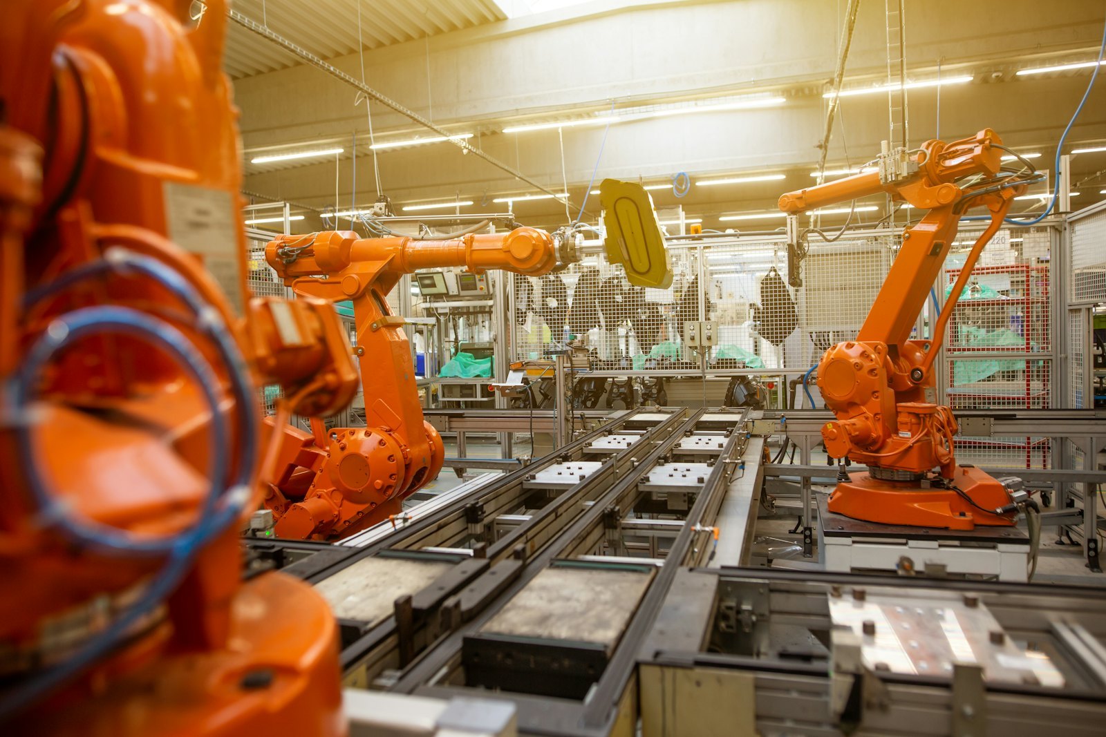 Robots industriels dans un atelier de production