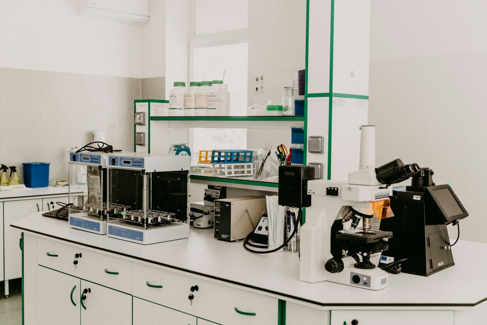 Paillasse de laboratoire avec équipement d’analyse
